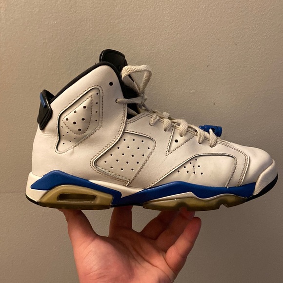 Jordan Shoes - I’m selling Jordan 6s size 7 in woman’s